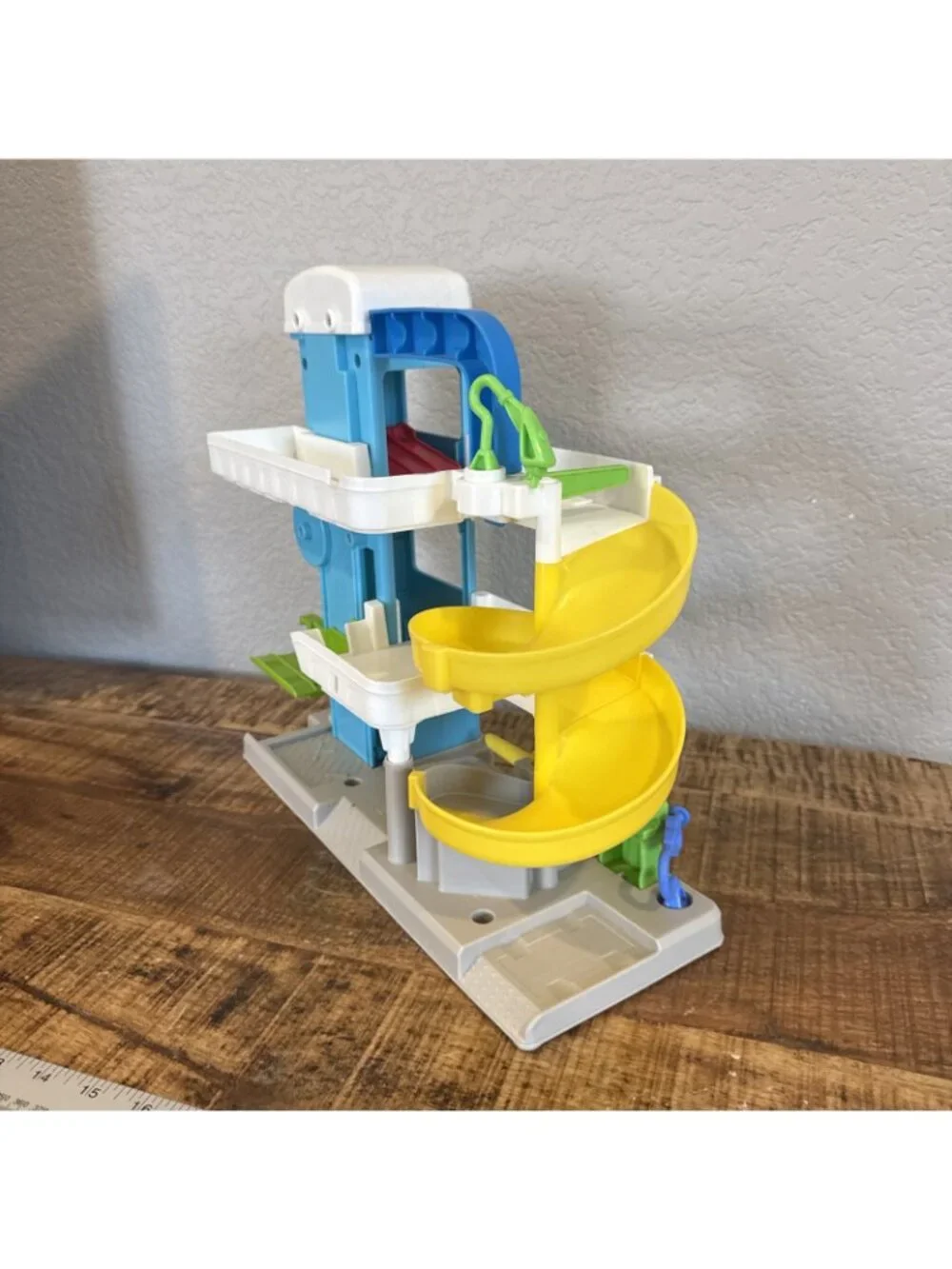 Fisher Price Little People Wheelies Helpful Neighbor's Playset Garage Ramp Lot
